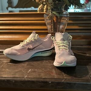 Nike VAPORFLY 04 ZoomX Athletic Road Racing VF - SZ 7.5